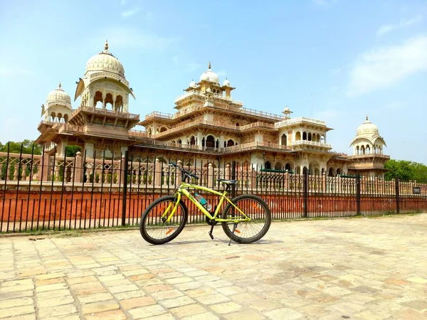 Albert Hall Müzesi Jaipur, Rajasthan 'da yer almaktadır.