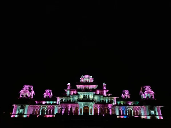 Albert Hall Müzesi Jaipur, Rajasthan 'da yer almaktadır.