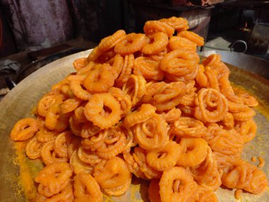 Jalebi, jilapi, jilipi, zulbia, mushabak olarak da bilinir., 