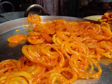 Jalebi, jilapi, jilipi, zulbia, mushabak olarak da bilinir., 