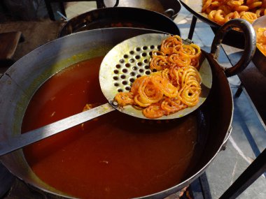 Jalebi, jilapi, jilipi, zulbia, mushabak olarak da bilinir., 