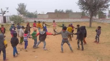 Hindistan, Rajasthan 'daki devlet okulunda çocuklar oyun oynuyor. 