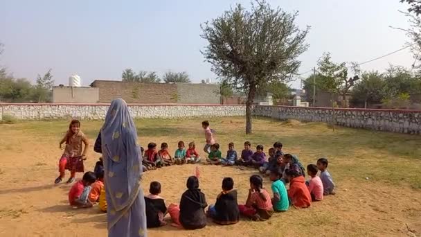 Hindistan Rajasthan Daki Devlet Okulunda Çocuklar Oyun Oynuyor — Stok video