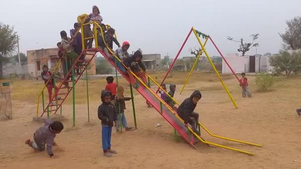 Bambini Stanno Giocando Nella Scuola Governativa Rajasthan India — Video Stock