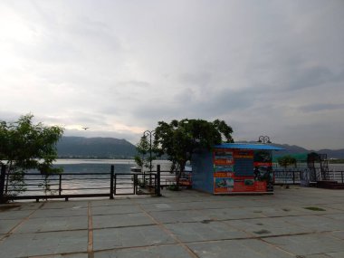 Anasagar Gölü Ajmer, Rajasthan, Hindistan 'da yer almaktadır.