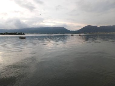 Anasagar Gölü Ajmer, Rajasthan, Hindistan 'da yer almaktadır.