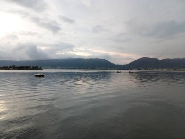 Anasagar Gölü Ajmer, Rajasthan, Hindistan 'da yer almaktadır.