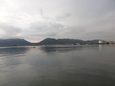 Anasagar Gölü Ajmer, Rajasthan, Hindistan 'da yer almaktadır.