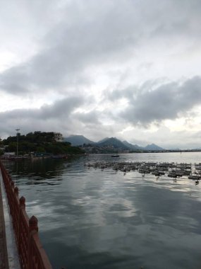 Anasagar Gölü Ajmer, Rajasthan, Hindistan 'da yer almaktadır.