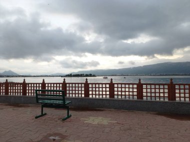 Anasagar Gölü Ajmer, Rajasthan, Hindistan 'da yer almaktadır.