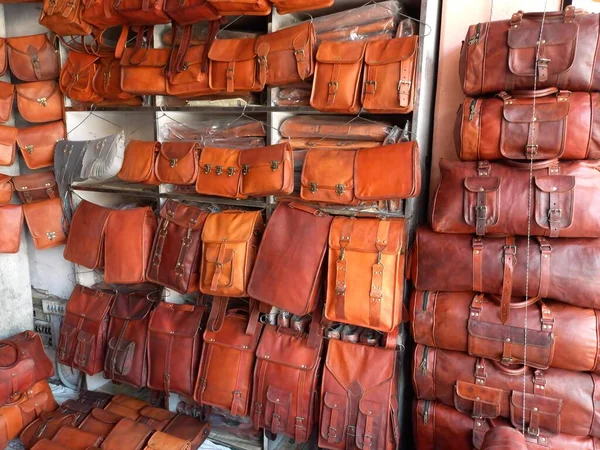 El işi deri çantalar, Jaipur, Rajasthan, Hindistan
