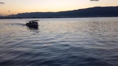 İnsanlar Anasagar Gölü, Ajmer, Rajasthan, Hindistan 'da tekne gezisinin tadını çıkarıyorlar. 