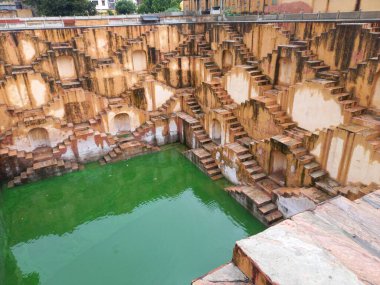 Panna meena ka kund Jaipur, Rajasthan, Hindistan 'da yer almaktadır. 