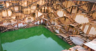 Panna meena ka kund Jaipur, Rajasthan, Hindistan 'da yer almaktadır. 