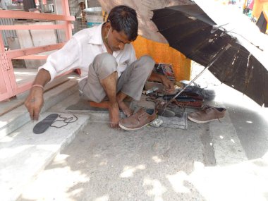 Ayakkabı tamircisi eski ayakkabılarımı tamir etti, Mochi.