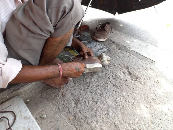 Ayakkabı tamircisi eski ayakkabılarımı tamir etti, Mochi.