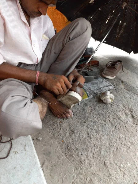 Zapatero Reparó Mis Zapatos Viejos Mochi —  Fotos de Stock