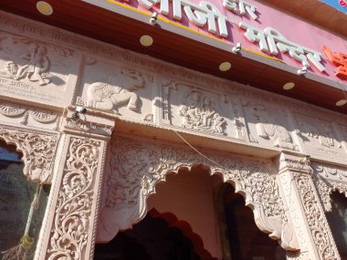 Salasar Balaji tapınağı Salasar, churu, Shekhawati, Rajasthan, Hindistan 'da yer almaktadır. 