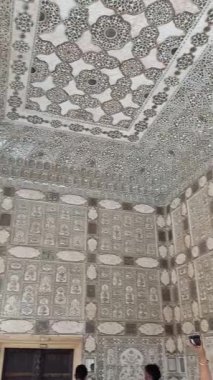Amer Kalesi Jaipur, Rajasthan, Hindistan 'da yer almaktadır. 