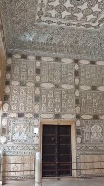 Amer Kalesi Jaipur, Rajasthan, Hindistan 'da yer almaktadır. 