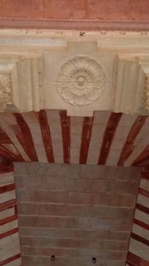 Amer Kalesi Jaipur, Rajasthan, Hindistan 'da yer almaktadır. 