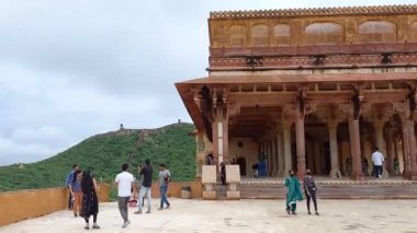 Amer Kalesi Jaipur, Rajasthan, Hindistan 'da yer almaktadır. 