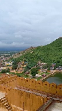 Amer Kalesi Jaipur, Rajasthan, Hindistan 'da yer almaktadır. 