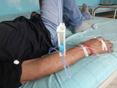 Corona hastası Gulkoj 'u Rajasthan, Hindistan' daki hastaneye götürüyor. 