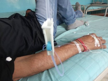 Corona hastası Gulkoj 'u Rajasthan, Hindistan' daki hastaneye götürüyor. 