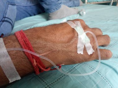 Corona hastası Gulkoj 'u Rajasthan, Hindistan' daki hastaneye götürüyor. 