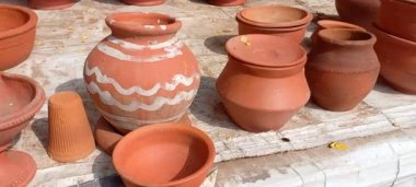 Jaipur, Rajasthan, Hindistan 'da yol kenarında kil çömlek sergileniyor. 