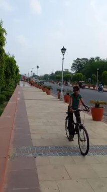 Hintli çocuk Albert Hall Müzesi 'nin önüne akın ediyor Jaipur, Rajasthan, Hindistan 