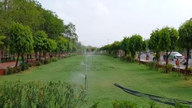 Albert Müzesi 'nin önündeki parkta çeşme akıyor Jaipur, Rajasthan, Hindistan 
