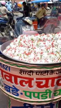 Pembe şehir Jaipur 'da Hint sokak yemekleri, dhai vada olarak bilinir, çok lezzetlidir, jaipur, rajasthan, Hindistan 