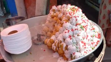 Pembe şehir Jaipur 'da Hint sokak yemekleri, dhai vada olarak bilinir, çok lezzetlidir, jaipur, rajasthan, Hindistan 