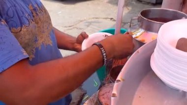 Pembe şehir Jaipur 'da Hint sokak yemekleri, dhai vada olarak bilinir, çok lezzetlidir, jaipur, rajasthan, Hindistan 