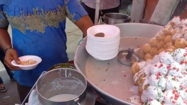 Pembe şehir Jaipur 'da Hint sokak yemekleri, dhai vada olarak bilinir, çok lezzetlidir, jaipur, rajasthan, Hindistan 