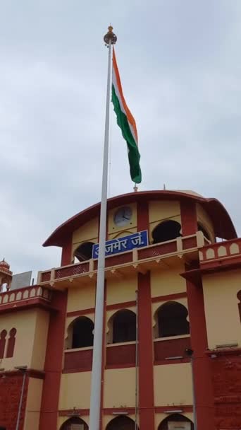 Индийский Флаг Размахивающий Ветром Железнодорожная Станция Аджмер Перекресток Аджмер — стоковое видео