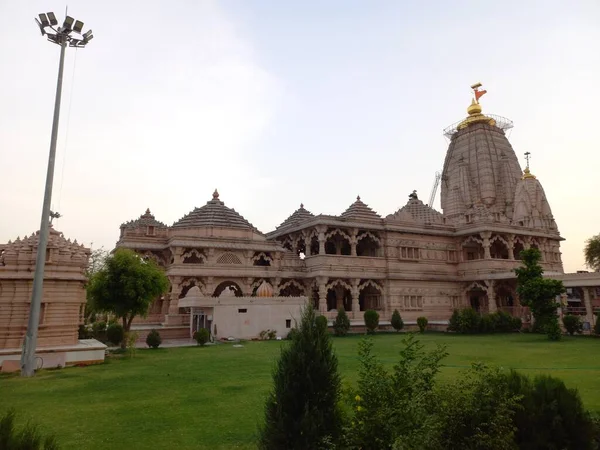 Sawariya Seth tapınağı Chittorgarh, Rajasthan 'da yer almaktadır. 
