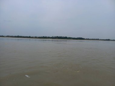 Triveni Sangam Ganj Nehri (Ganga), Yamuna Nehri ve efsanevi Saraswati Nehri 'nin birleşimidir. Triveni Sangam, Prayag 'da, Prayagraj bölgesinde yer almaktadır.,