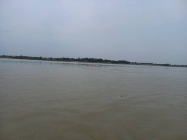 Triveni Sangam Ganj Nehri (Ganga), Yamuna Nehri ve efsanevi Saraswati Nehri 'nin birleşimidir. Triveni Sangam, Prayag 'da, Prayagraj bölgesinde yer almaktadır.,