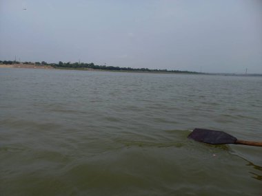 Triveni Sangam Ganj Nehri (Ganga), Yamuna Nehri ve efsanevi Saraswati Nehri 'nin birleşimidir. Triveni Sangam, Prayag 'da, Prayagraj bölgesinde yer almaktadır.,