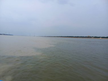 Triveni Sangam Ganj Nehri (Ganga), Yamuna Nehri ve efsanevi Saraswati Nehri 'nin birleşimidir. Triveni Sangam, Prayag 'da, Prayagraj bölgesinde yer almaktadır.,