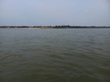 Triveni Sangam Ganj Nehri (Ganga), Yamuna Nehri ve efsanevi Saraswati Nehri 'nin birleşimidir. Triveni Sangam, Prayag 'da, Prayagraj bölgesinde yer almaktadır.,