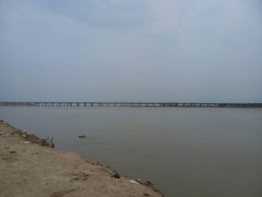 Triveni Sangam Ganj Nehri (Ganga), Yamuna Nehri ve efsanevi Saraswati Nehri 'nin birleşimidir. Triveni Sangam, Prayag 'da, Prayagraj bölgesinde yer almaktadır.,