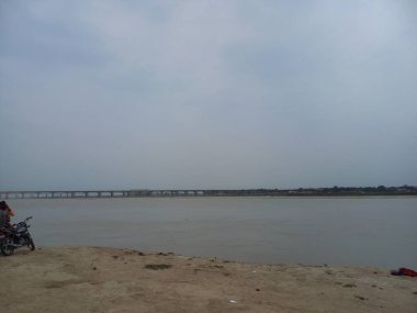 Triveni Sangam Ganj Nehri (Ganga), Yamuna Nehri ve efsanevi Saraswati Nehri 'nin birleşimidir. Triveni Sangam, Prayag 'da, Prayagraj bölgesinde yer almaktadır.,