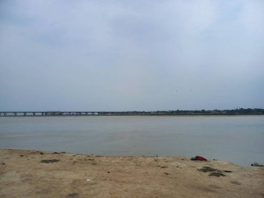 Triveni Sangam Ganj Nehri (Ganga), Yamuna Nehri ve efsanevi Saraswati Nehri 'nin birleşimidir. Triveni Sangam, Prayag 'da, Prayagraj bölgesinde yer almaktadır.,