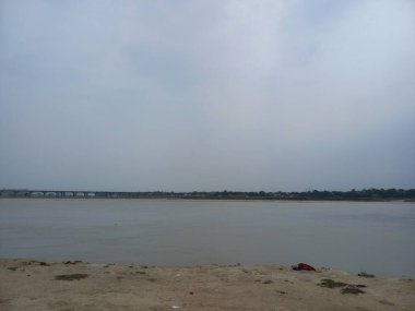 Triveni Sangam Ganj Nehri (Ganga), Yamuna Nehri ve efsanevi Saraswati Nehri 'nin birleşimidir. Triveni Sangam, Prayag 'da, Prayagraj bölgesinde yer almaktadır.,