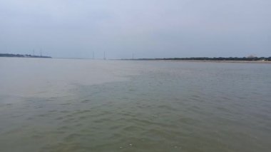 Triveni Sangam Prayagraj, Uttar Pradesh, Hindistan 'da yer almaktadır. 