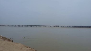 Triveni Sangam Prayagraj, Uttar Pradesh, Hindistan 'da yer almaktadır. 